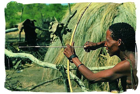 Những người đi săn thuộc tộc Bushmen ngày nay vẫn sử dụng ngôn ngữ của người Khoisan.